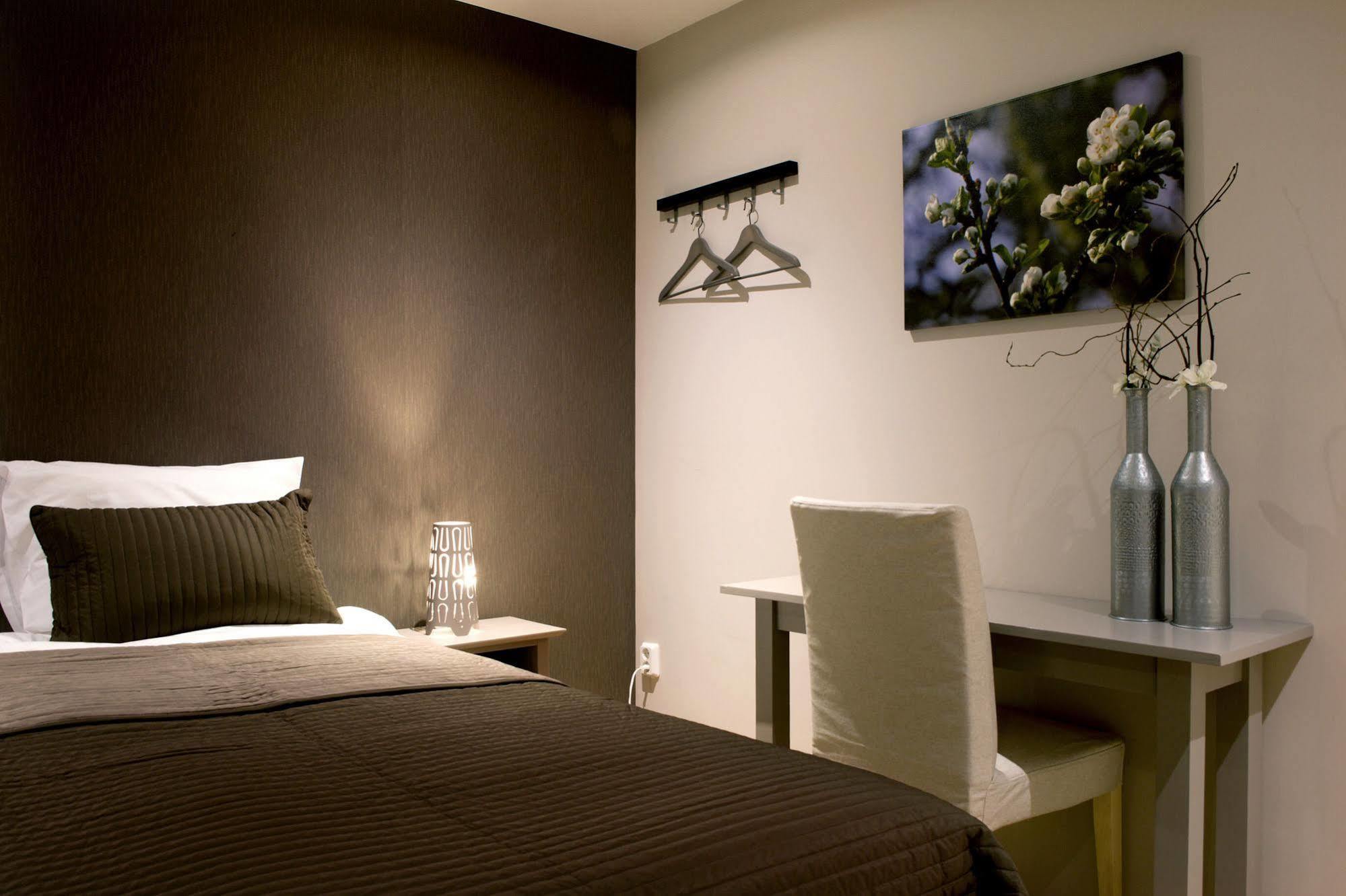 Hotel-Restaurant Thuis! Dinteloord Eksteriør bilde